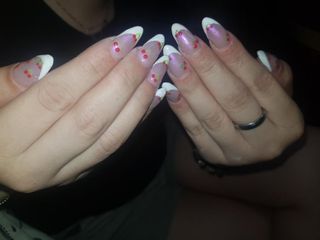 Uñas acrílicas con cerezas
