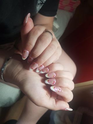 Uñas acrílicas con cerezas