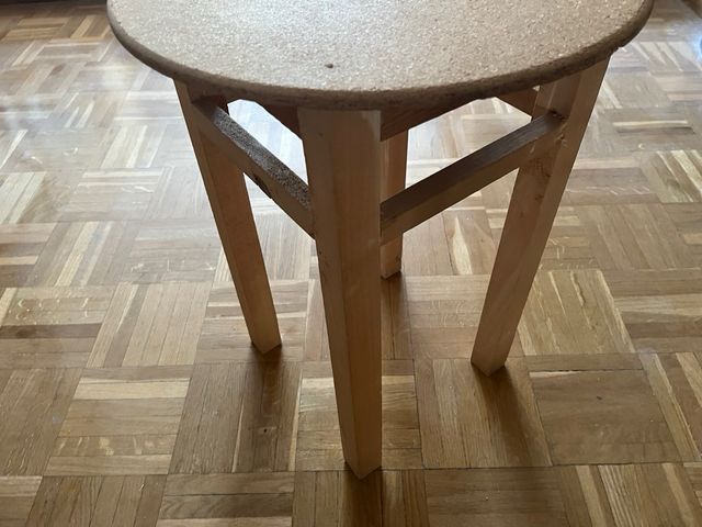 Mesita camilla con tapade cristal y faldon rosa.