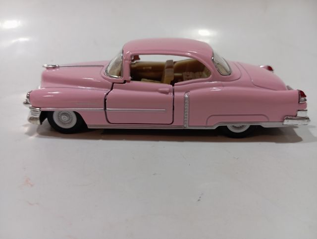 Cadillac  series 62 de 1953  a escala 1:43