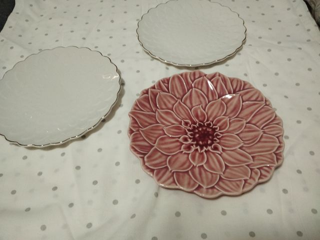 3 Platos decorativos: 2 blancos, 1rosa