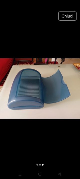 Portapane blu in plastica