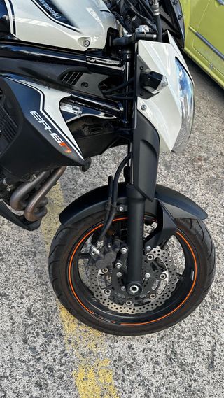 Kawasaki ER-6n: Moto en perfecto estado