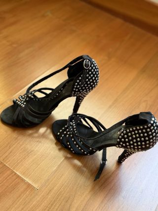 Tacones de baile latino, negros con brillantes.