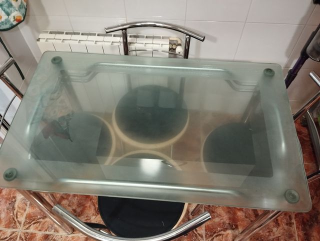 4 Sillas acero inoxidable y Madera y mesa cristal 