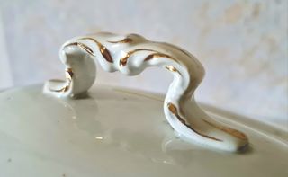 Sopera vintage blanca de porcelana