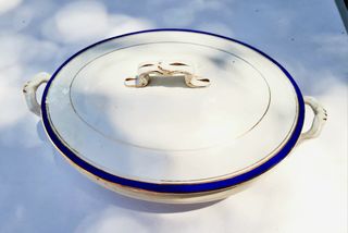 Sopera vintage blanca de porcelana