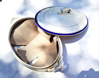 Sopera vintage blanca de porcelana