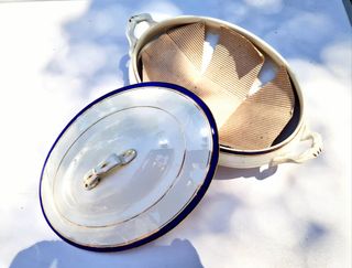 Sopera vintage blanca de porcelana