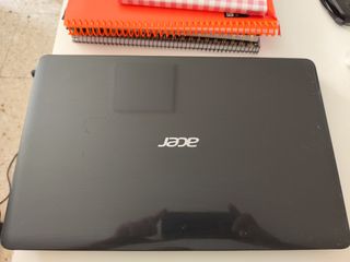 Portátil Acer negro con detalles