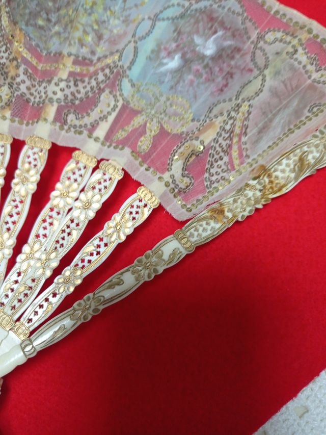 Abanico antiguo con abaniquera