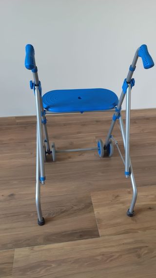 Andador con asiento plegable