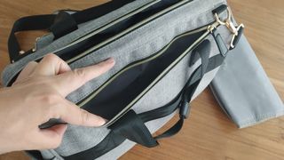 Bolso maternidad gris de Ruvalino con cambiador