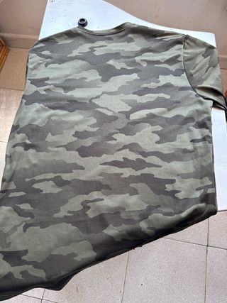 Camiseta estilo militar sintética bien cuidada