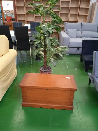 Baúl madera marrón antiguo