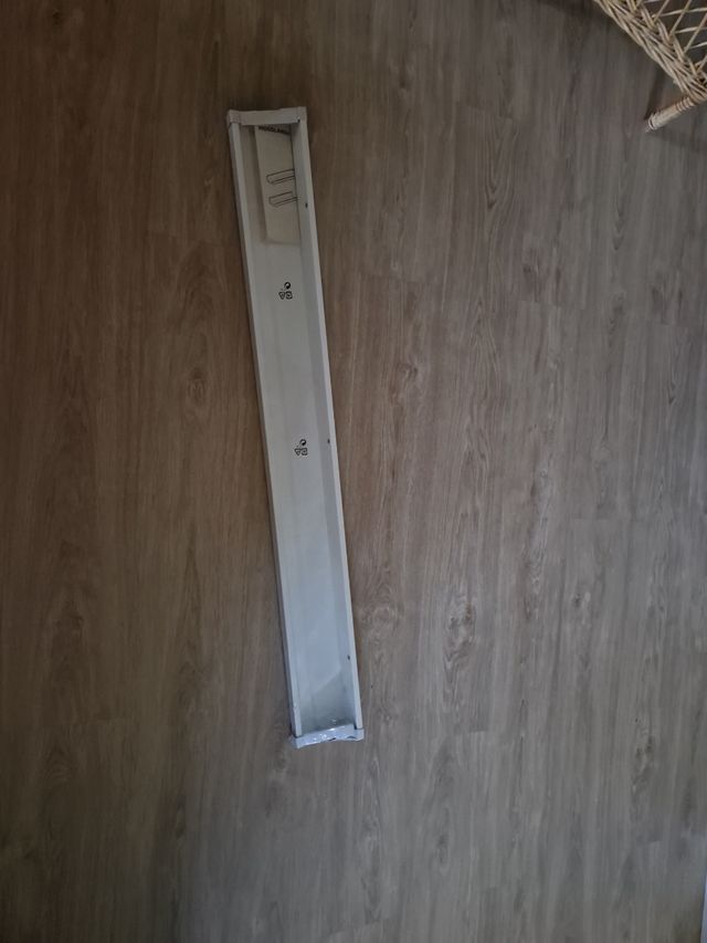 Estantería blanca metalica