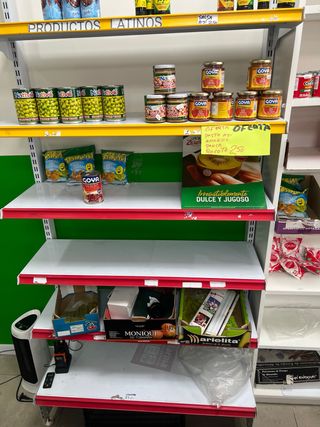 Estantería metálica roja y amarilla