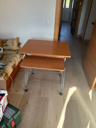 Mesa de escritorio de madera y de metal