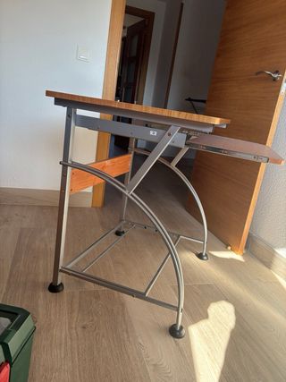 Mesa de escritorio de madera y de metal
