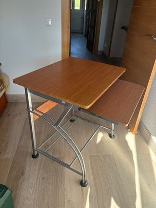 Mesa de escritorio de madera y de metal