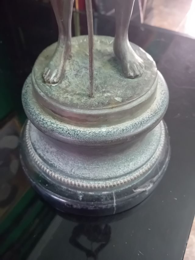 Figura de Bronze de Menino Pastor Antigo assinada