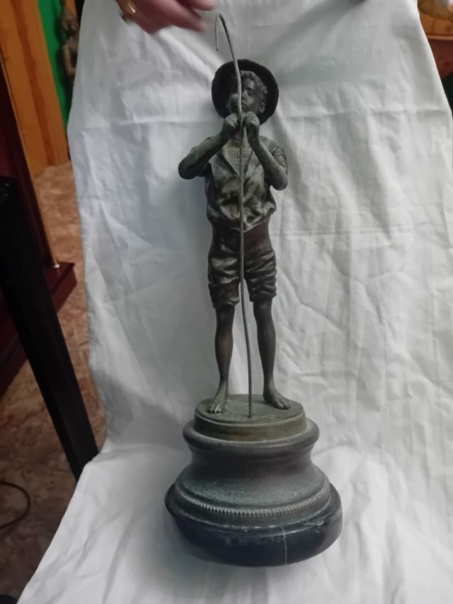 Figura de Bronze de Menino Pastor Antigo assinada