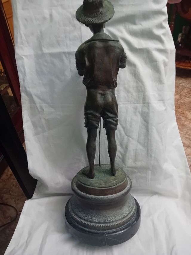 Figura de Bronze de Menino Pastor Antigo assinada