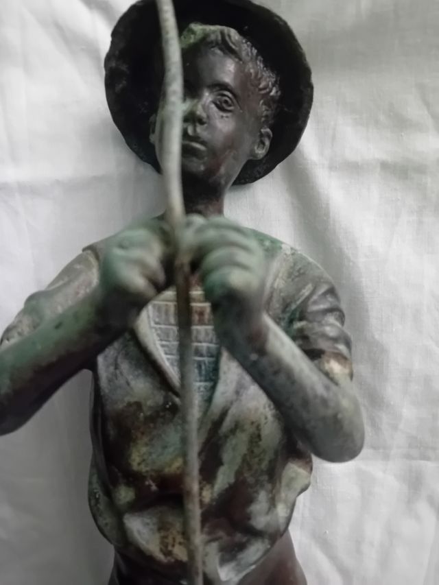 Figura de Bronze de Menino Pastor Antigo assinada