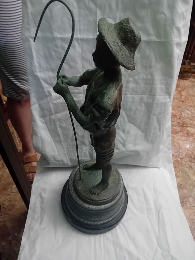 Figura de Bronze de Menino Pastor Antigo assinada