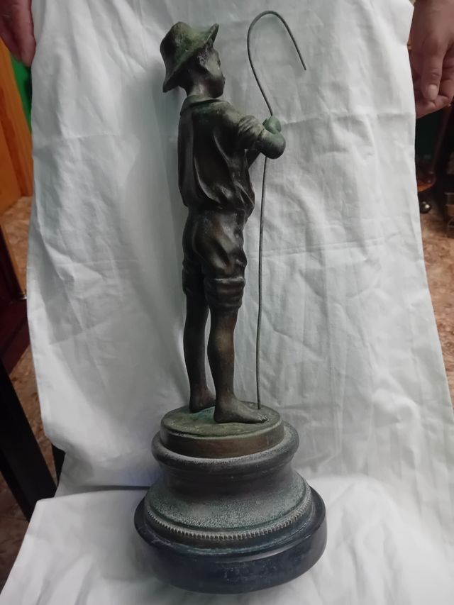Figura de Bronze de Menino Pastor Antigo assinada