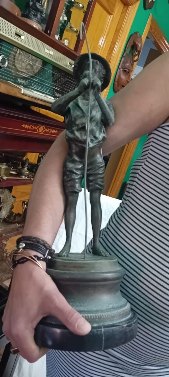 Figura de Bronze de Menino Pastor Antigo assinada