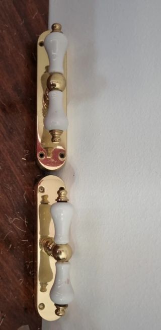 Coppia di cremonesi con maniglia in porcellana.