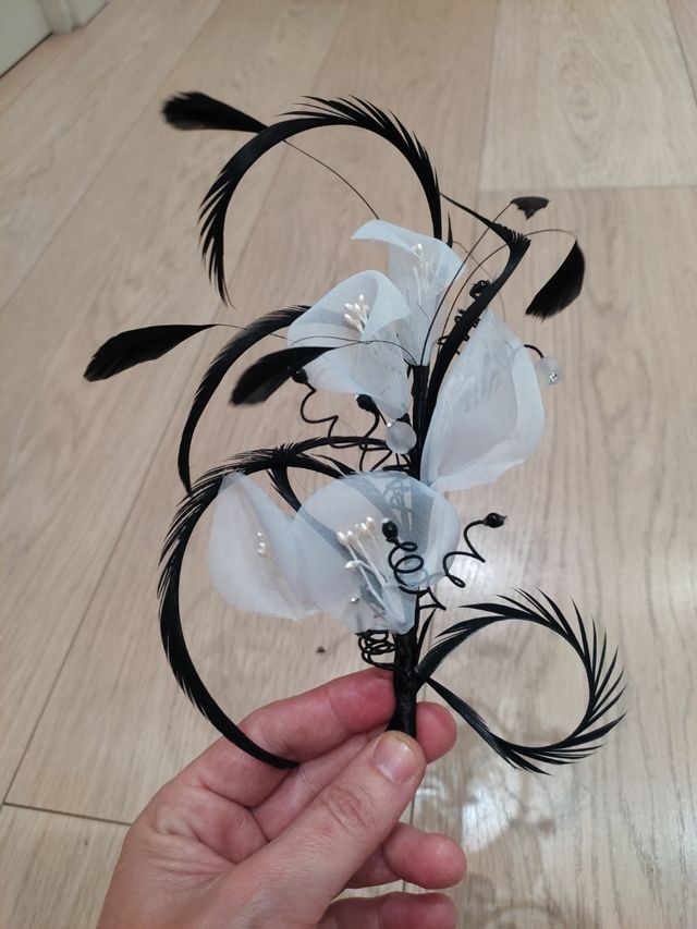 Tocado negro y blanco para cabello y traje