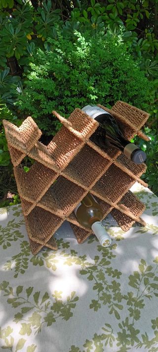 Botellero de cuerda de ratán en forma aspa