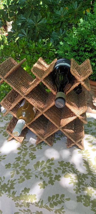 Botellero de cuerda de ratán en forma aspa