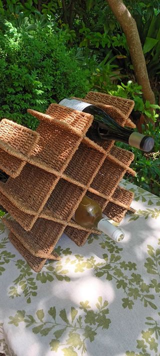 Botellero de cuerda de ratán en forma aspa