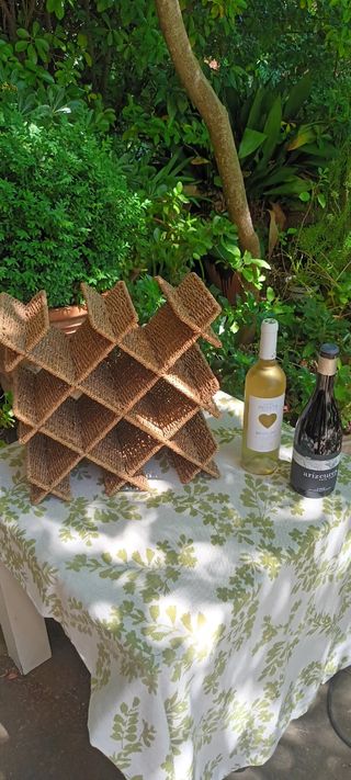 Botellero de cuerda de ratán en forma aspa