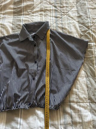 Camicia crop corta a righe blu e bianche