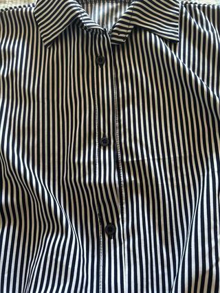 Camicia crop corta a righe blu e bianche