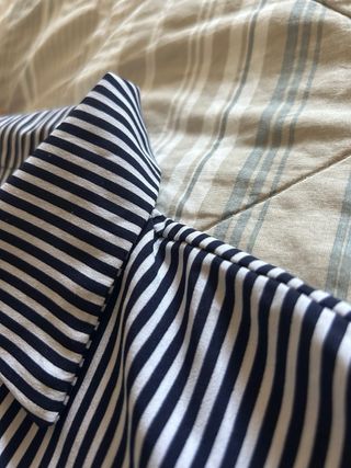 Camicia crop corta a righe blu e bianche