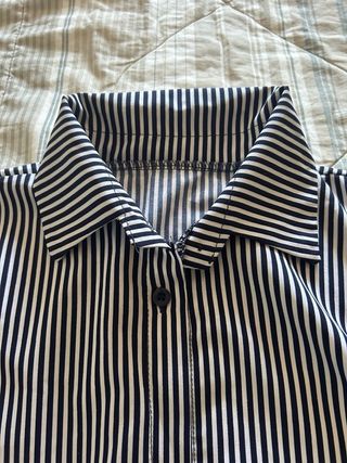 Camicia crop corta a righe blu e bianche