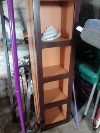 Estantería de madera marrón