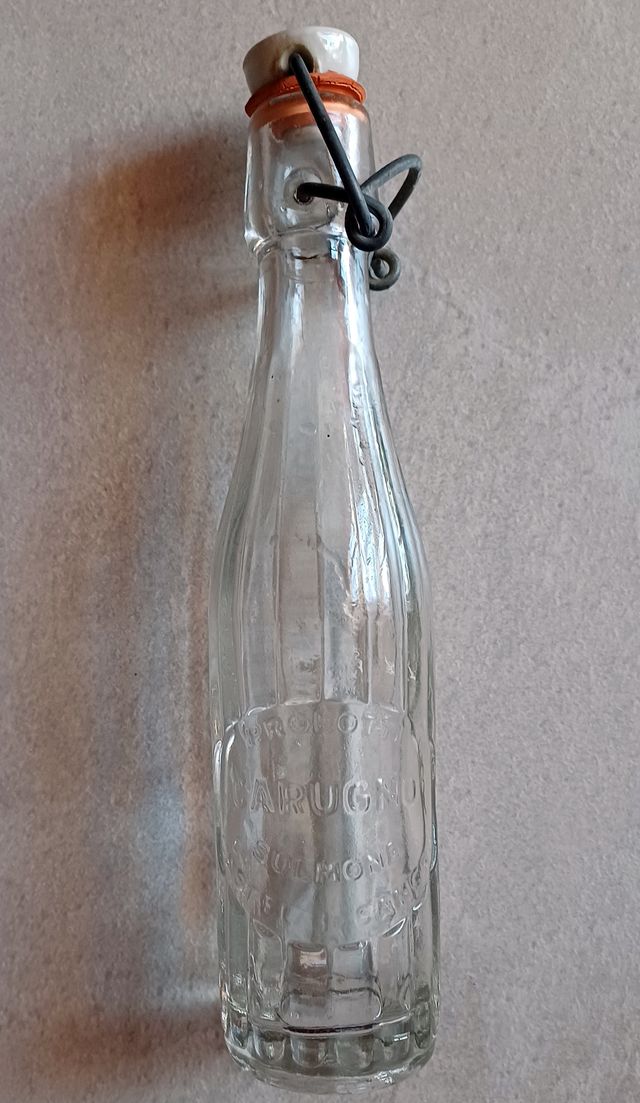 Bottiglia vintage: logo intatto