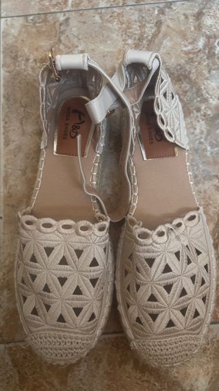 Sandalias planas beige