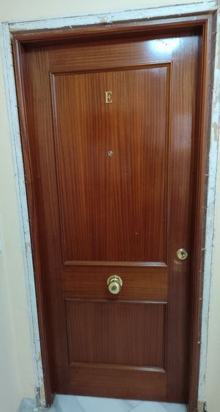 Puerta madera maciza