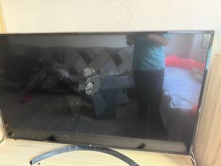 TV LG 65" - Pantalla dañada