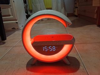 Portátil rojo y lámpara despertador