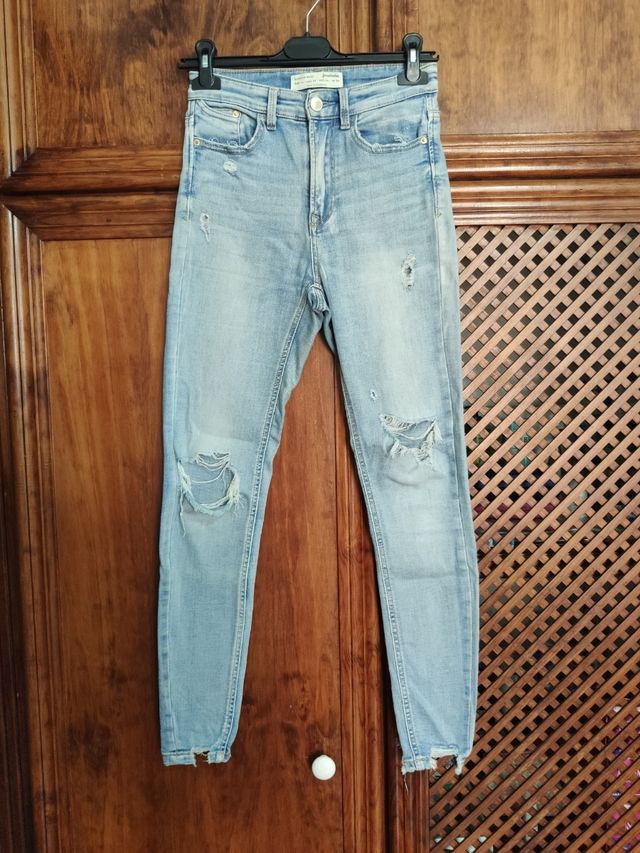 Pantalón vaquero pitillo roto