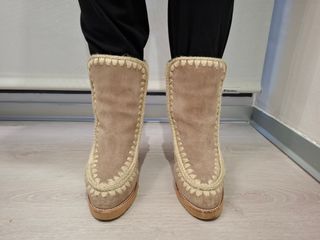 Botas beige de ante con pespunte