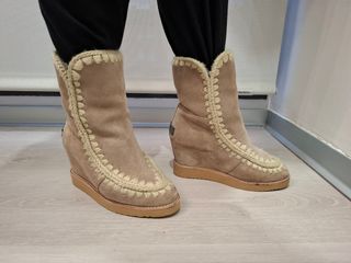 Botas beige de ante con pespunte